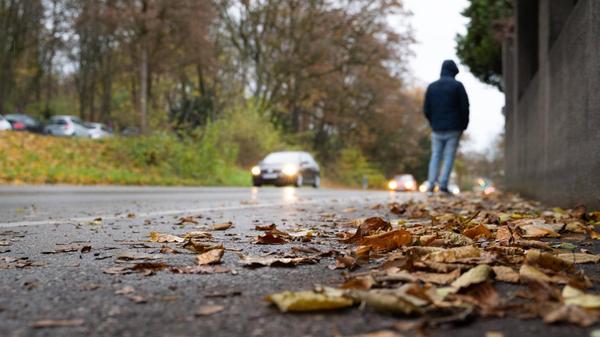 Wie die Polizeiinspektion Ansbach mitteilt, fuhr am 22. Dezember gegen 22.45 Uhr ein 30-jähriger Pkw-Fahrer auf der Eyber-Straße in Richtung Residenzstraße, als plötzlich ein Fußgänger vom Gehweg auf die Fahrbahn sprang. Nachdem der Fahrer gebremst und gewendet hatte, folgte er dem 33-jährigen Fußgänger bis zu einer Aral-Tankstelle und verständigte dort die Polizei. Nach aktuellem Erkenntnisstand sei es möglich, dass am Sonntag weitere Pkw-Fahrer dem Mann ausweichen mussten. Unter anderem ein Pizzalieferant sowie der Fahrer eines BMW.