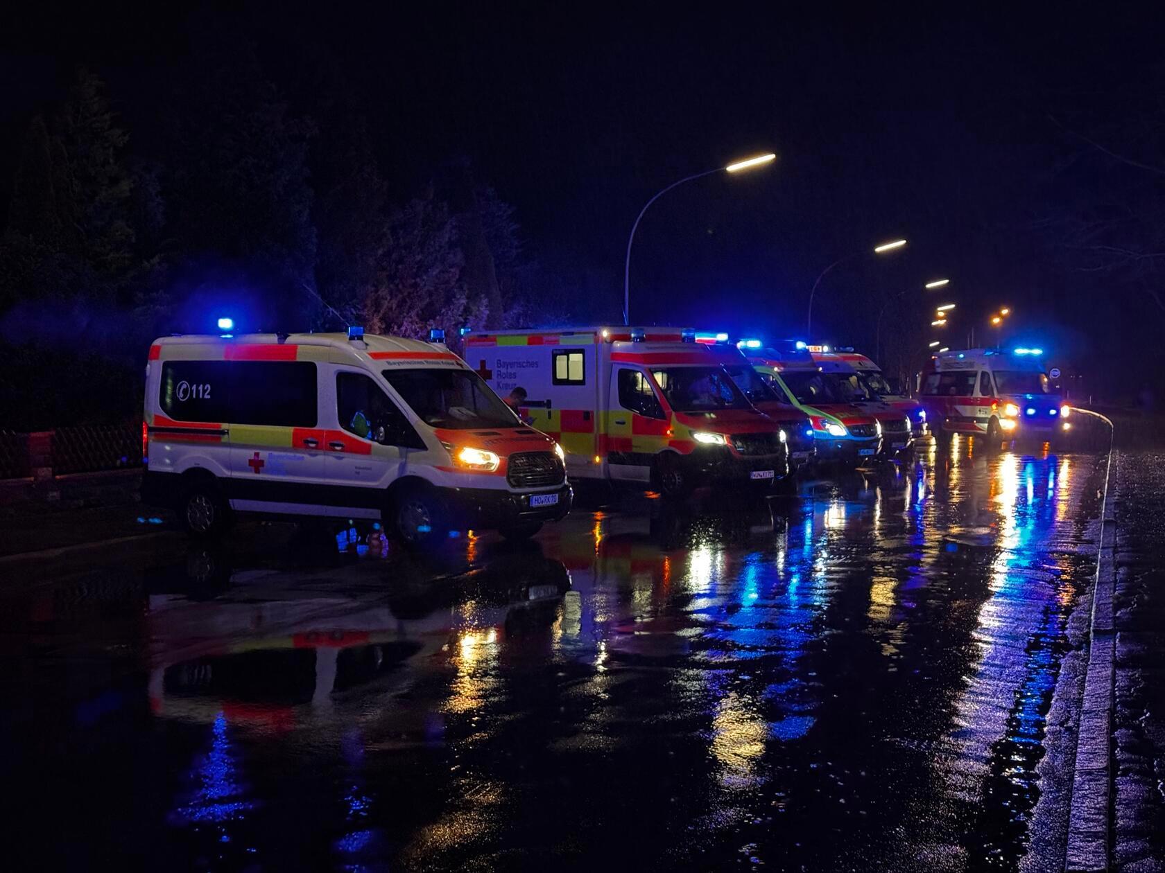 Am 19. Dezember ertappte ein Detektiv in einem Lebensmittelmarkt in Hof einen Mann dabei, wie er Lebensmittel im Wert von rund 15 Euro einsteckte. Nach Ansprache durch den Detektiv folgte ihm der Mann zunächst bereitwillig ins Büro. Als der Detektiv die Polizei rufen wollte, versuchte der Dieb zu fliehen. Nach einer verbalen Auseinandersetzung sah der Detektiv sich in Gefahr, zog sein Pfefferspray und sprühte in Richtung des Diebs, dem trotzdem die Flucht zu Fuß gelang. Die Ausdünstungen des Sprays verbreiteten sich aber im Einkaufsmarkt, worauf mehrere Personen über Atemwegsreizungen klagten. 18 Personen wurden von mehreren Besatzungen des Rettungsdienstes vor Ort untersucht und behandelt.