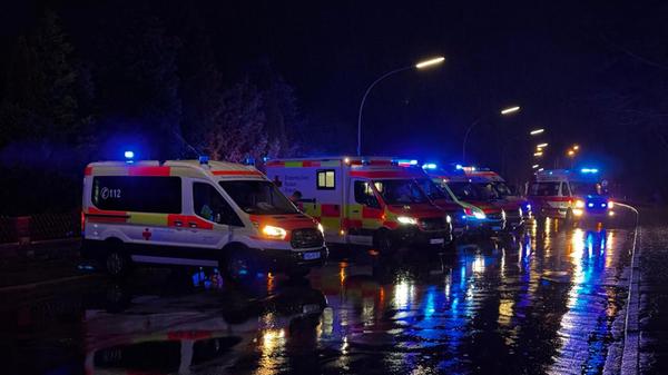 Am 19. Dezember ertappte ein Detektiv in einem Lebensmittelmarkt in Hof einen Mann dabei, wie er Lebensmittel im Wert von rund 15 Euro einsteckte. Nach Ansprache durch den Detektiv folgte ihm der Mann zunächst bereitwillig ins Büro. Als der Detektiv die Polizei rufen wollte, versuchte der Dieb zu fliehen. Nach einer verbalen Auseinandersetzung sah der Detektiv sich in Gefahr, zog sein Pfefferspray und sprühte in Richtung des Diebs, dem trotzdem die Flucht zu Fuß gelang. Die Ausdünstungen des Sprays verbreiteten sich aber im Einkaufsmarkt, worauf mehrere Personen über Atemwegsreizungen klagten. 18 Personen wurden von mehreren Besatzungen des Rettungsdienstes vor Ort untersucht und behandelt.