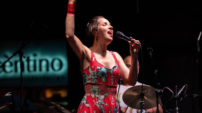Brasilianisch wird es mit Choro Tuiuiú und der Sängerin Yara Linss. Brasilianisch wird es mit Choro Tuiuiú und der Sängerin Yara Linss.