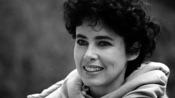 Am Freitag, dem 27. Dezember, ist Schauspielerin und Model Dayle Haddon nach einer vermutlichen Kohlenmonoxidvergiftung gestorben. Haddon wurde in den 1970ern und -80ern als Supermodel und Schauspielerin berühmt. Bekannt ist sie aus Filmen wie "Spermula", "Cyborg" oder "La cugina". Im Jahr 2008 gründete Haddon die Stiftung WomenOne, welche sich darauf spezialisiert hatte, Mädchen und Frauen eine Bildung zu ermöglichen.
