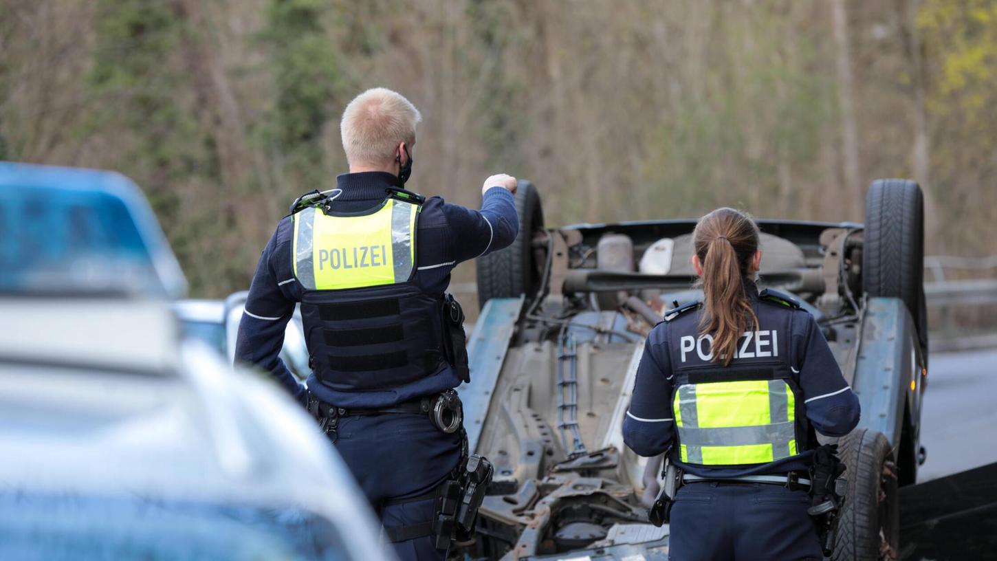 Die Polizei war während einer Einsatzfahrt selber mit dem Streifenwagen verunfallt. (Symbolbild) Die Polizei war während einer Einsatzfahrt selber mit dem Streifenwagen verunfallt. (Symbolbild)