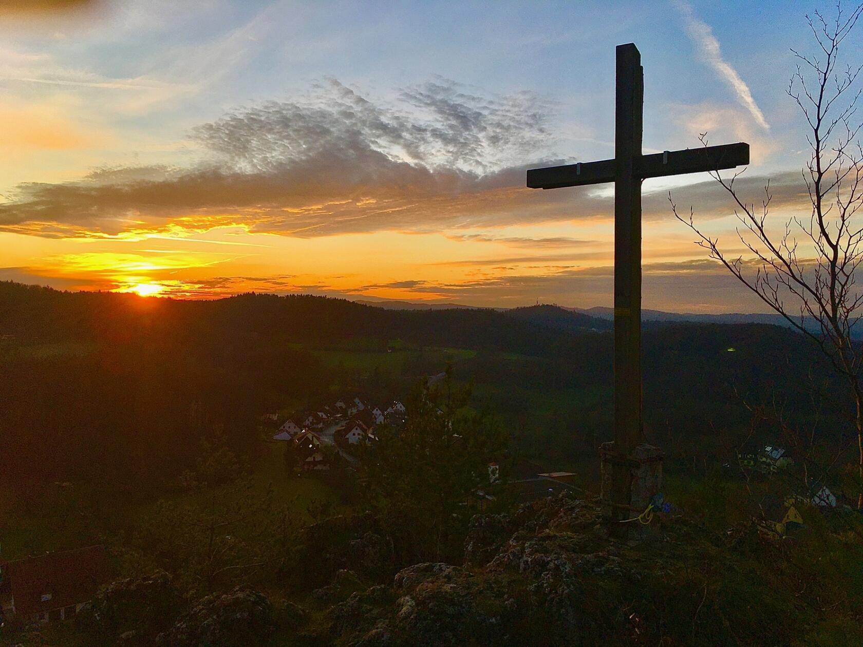 Sonnenuntergang, fotografiert vom Hirtenberg aus in Richtung Hartenstein.