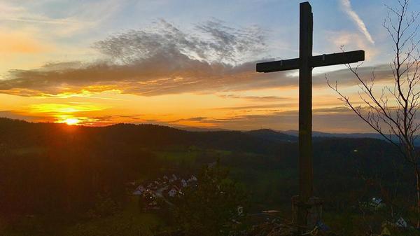 Sonnenuntergang, fotografiert vom Hirtenberg aus in Richtung Hartenstein.