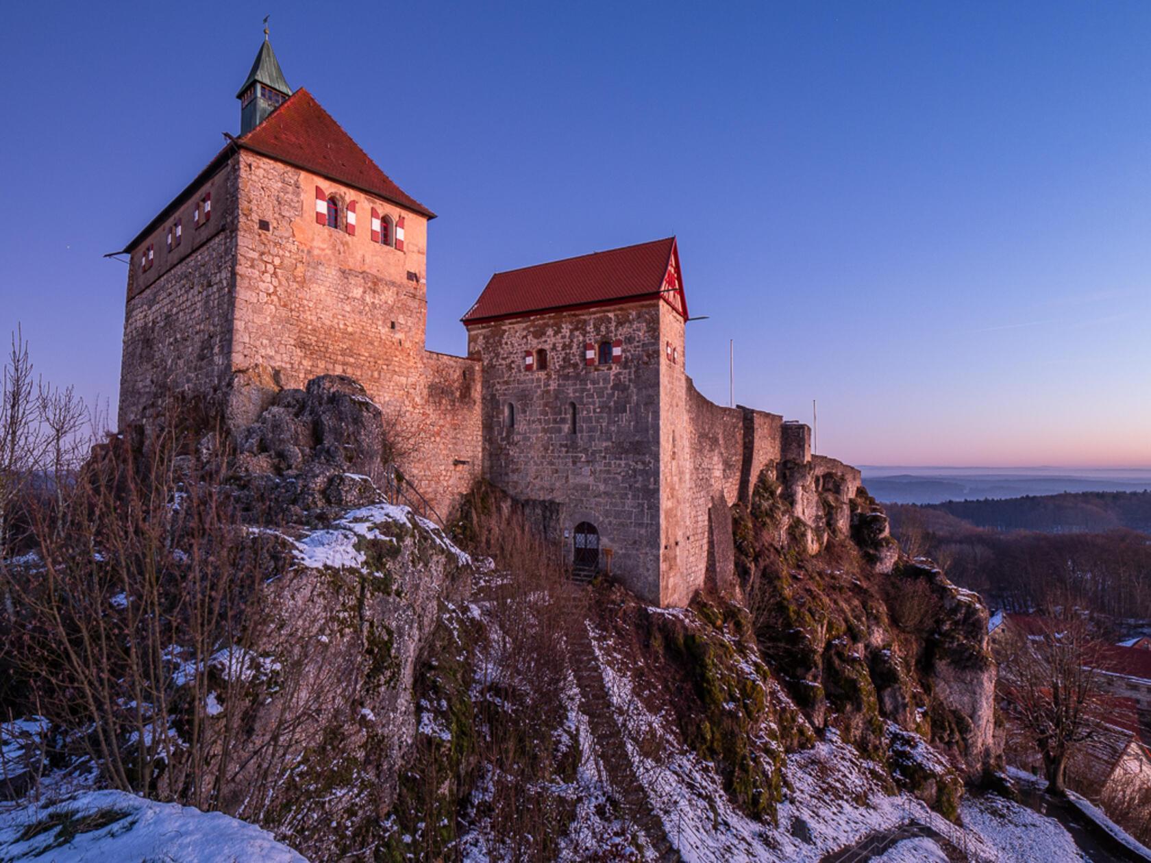 Die Burg Hohenstein zur blauen Stunde, kurz vor Sonnenaufgang.
