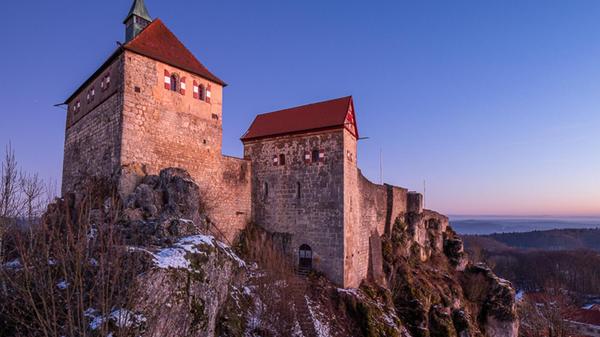 Die Burg Hohenstein zur blauen Stunde, kurz vor Sonnenaufgang.