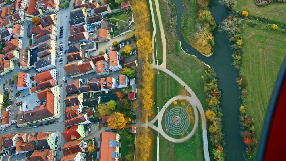 Teil des landkreiseigenen Vogelschutz-Programms: Das Storchenbiotop in Gunzenhausen (unten) wird ab Frühjahr 2025 beweidet, um hier den Lebensraum für Wiesenbrüterarten zu optimieren. Teil des landkreiseigenen Vogelschutz-Programms: Das Storchenbiotop in Gunzenhausen (unten) wird ab Frühjahr 2025 beweidet, um hier den Lebensraum für Wiesenbrüterarten zu optimieren.