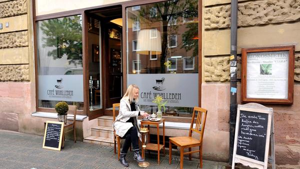 Aufgetischt im Cafe Wohlleben von Alexander Hildeb
