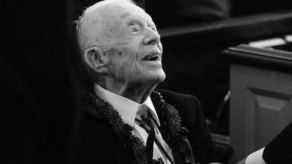 Der 39. Präsident der Vereinigten Staaten starb am Sonntag in Plains im US-Bundesstaat Georgia im Kreise seiner Familie, wie Carters Stiftung mitteilte. Carter wurde 100 Jahre alt. Er regierte von 1977 bis 1981 im Weißen Haus.