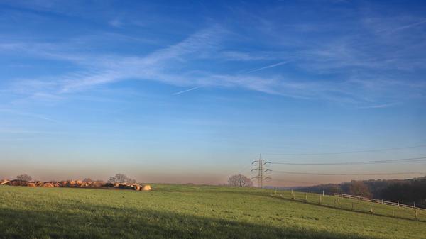 Ruhe zur Winterzeit Felder und Weiden mit leuchten