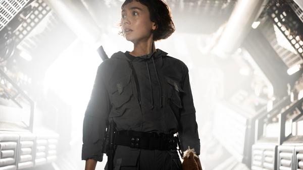 Science-Fiction- und Horror-Fans fiebern dem Start der "Alien: Earth"-Serie am 13. August auf Disney+ entgegen. Das von Noah Howley entwickelte Projekt spielt sich vor den Ereignissen des ersten "Alien"-Films und nach "Prometheus - Dunkle Zeichen" ab. In "Alien: Earth" stürzt eines Tages ein Raumschiff auf der Erde ab. Als eine Gruppe von Soldaten und eine Hybridin das Wrack untersuchen, machen sie eine schreckliche Entdeckung.