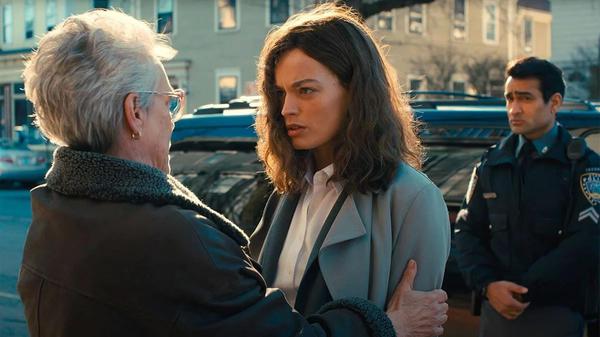 In dem Film "Ella McCay" muss eine Nachwuchspolitikerin (Emma Mackey) den überraschend nach Washington abgewanderten Gouverneur eines Bundesstaates vertreten. Die Tragikomödie mit Jamie Lee Curtis und Woody Harrelson begleitet die junge Frau dabei, wie sie versucht, berufliche wie auch familiäre Herausforderungen zu meistern. Start: 5. Februar.