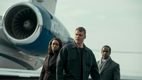 Matthew Quirks Roman bildet die Grundlage der Netflix-Serie "The Night Agent". Ihren Anfang nahm die Thriller-Reihe als FBI-Agent Peter Sutherland (Gabriel Basso) damit beauftragt wurde, ein Telefon im Keller des Weißen Hauses zu bewachen. In Staffel 3 muss der Night Agent nach Istanbul reisen und einen untergetauchten Agenten des Finanzministeriums aufspüren. Dabei kommen ihm eine Journalistin und ein Auftragsmörder in die Quere. Start: 19. Februar.