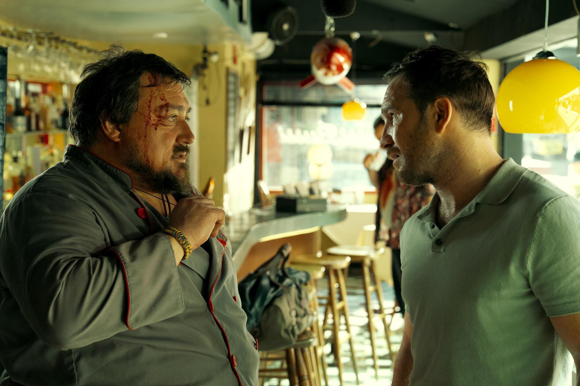 Der frühere Tresorknacker Charly (Frederick Lau, re.) kommt auch in Staffel 2 von "Crooks" nicht zur Ruhe. So sind ihm in den neuen Episoden erneut Clans aus halb Europa auf den Fersen. Wieder mit dabei: Kumpel Josef (Christoph F. Krutzler). Netflix veröffentlicht den zweiten Schwung von "Crooks" am 14. April.
