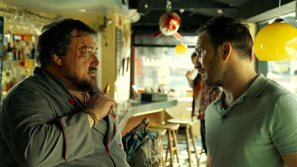 Der frühere Tresorknacker Charly (Frederick Lau, re.) kommt auch in Staffel 2 von "Crooks" nicht zur Ruhe. So sind ihm in den neuen Episoden erneut Clans aus halb Europa auf den Fersen. Wieder mit dabei: Kumpel Josef (Christoph F. Krutzler). Netflix veröffentlicht den zweiten Schwung von "Crooks" am 14. April.
