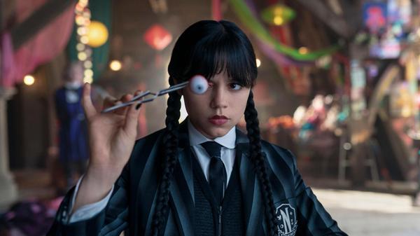 Nachschlag für "Wednesday"-Fans. Am 6. August geht die von Tim Burton mitgestaltete Fantasy-Serie aus dem Hause Netflix in die zweite Runde. Wie zuvor steht dabei die von Jenna Ortega verkörperte Wednesday Addams, der an der Nevermore Academy düstere Erlebnisse widerfahren, im Zentrum des Geschehens.