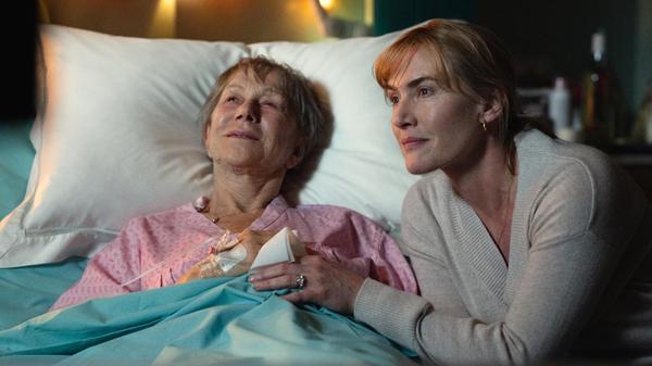 Mit dem Drama "Goodbye June" feiert die Schauspielerin Kate Winslet ihr Regiedebüt. In der Geschichte geht es um vier Geschwister, die um das Leben ihrer schwer erkrankten Mutter bangen. Das Drehbuch zu dem Film, in dem Helen Mirren, Toni Collette und Kate Winslet die Hauptrollen spielen, stammt von Winslets Sohn Joe Anders. Streamingstart bei Netflix ist am 24. Dezember.