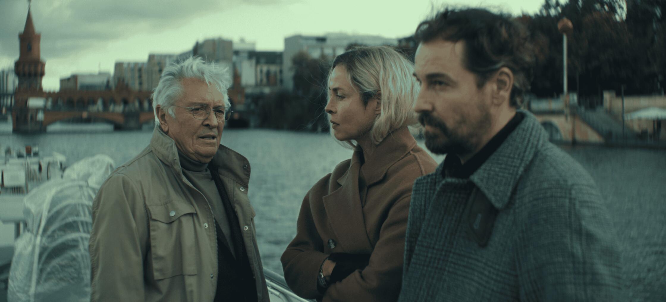 Spannung pur verspricht die neue Netflix-Serie "Unfamiliar". Darin betreiben die beiden ehemaligen BND-Agenten Meret (Susanne Wolff) und Simon (Felix Klare) ein Safe House in Berlin. Als ihre Tarnung auffliegt, müssen sie um ihr Leben fürchten. Los geht die deutsche Thriller-Reihe am 5. Februar.