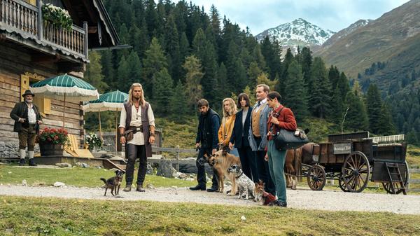 Ex-Cluberer Rurik Gislason spielt in der Netflix-Komödie "Eat Pray Bark" einen etwas eigenwilligen Hundetrainer in den Tiroler Alpen, der fünf Hundehaltern einen Intensivkurs in Sachen Hundetraining gibt. Die Komödie mit Devid Striesow und Alexandra Maria Lara startet am 1. April.