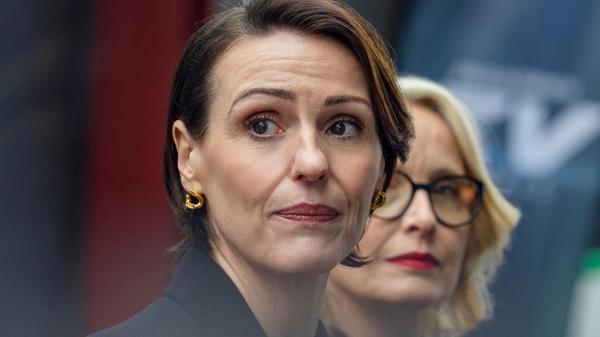 Spannung pur verspricht die Miniserie "Hostage", die am 21. August bei Netflix veröffentlicht wird. In dem von Matthew Charman ("Treason") entwickelten Polit-Thriller muss die britische Premierministerin eine schwere Entscheidung treffen, nachdem ihr Mann von Terroristen entführt wurde.