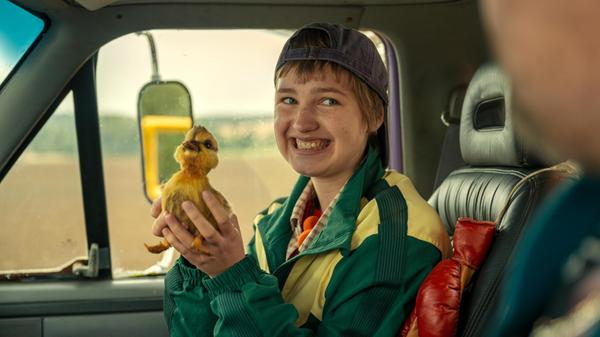 Die Comedy-Serie "Kacken an der Havel" erzählt die Geschichte eines Mannes, der einst sein kleines Heimatdorf verließ, um als Rapper im großen Berlin durchzustarten. Doch den Durchbruch hat er nie geschafft. Nach dem Tod seiner Mutter muss der von Musiker Fatoni gespielte Toni zurück aufs Land, wo er auf seinen schrägen Stiefvater trifft - und seinen 13-jährigen Sohn. Starttermin bei Netflix: 26. Februar.