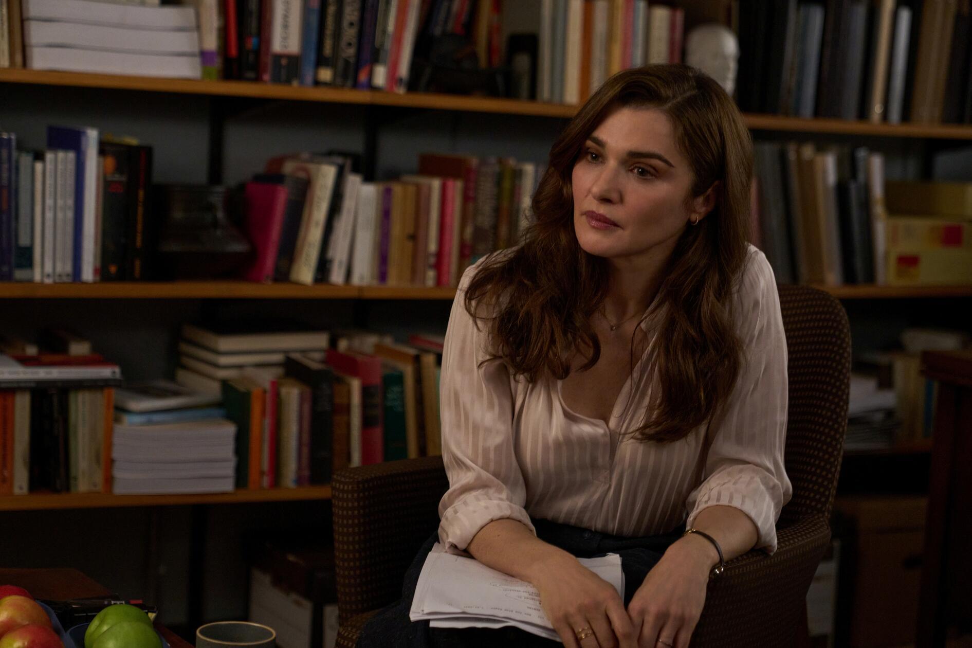 Rachel Weisz spielt in der Miniserie "Vladimir" eine Literaturprofessorin. Als sie erfährt, dass ihr Mann eine Affäre mit einer Studentin hat und es zu einer Anzeige kommt, gerät das gut sortierte Leben der Akademikerin durcheinander. Der Mix aus Comedy und Drama startet am 5. März bei Netflix.