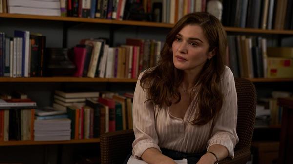 Rachel Weisz spielt in der Miniserie "Vladimir" eine Literaturprofessorin. Als sie erfährt, dass ihr Mann eine Affäre mit einer Studentin hat und es zu einer Anzeige kommt, gerät das gut sortierte Leben der Akademikerin durcheinander. Der Mix aus Comedy und Drama startet am 5. März bei Netflix.