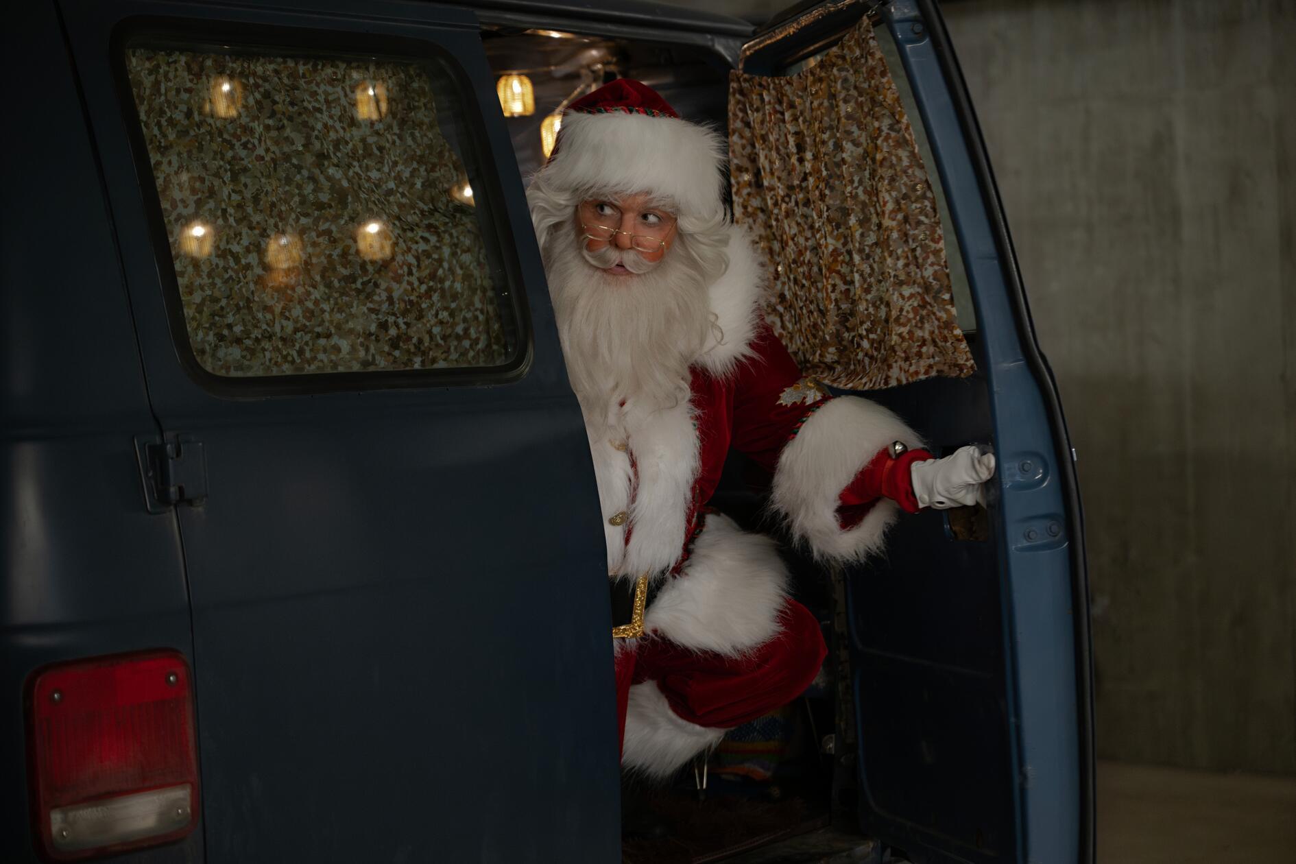 Im Dezemberprogramm eines Streamingsenders darf eines natürlich nicht fehlen - ein Weihnachtsfilm. Bei Netflix erzeugt die herzerwärmende Komödie "My Secret Santa" Feiertagsstimmung. Im Mittelpunkt der Handlung steht eine alleinerziehende Mutter, die mit allen Mitteln versucht, einen Wunsch ihrer Tochter zu erfüllen - und dabei der großen Liebe begegnet. Starttermin ist der 3. Dezember.