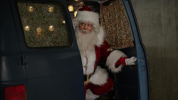 Im Dezemberprogramm eines Streamingsenders darf eines natürlich nicht fehlen - ein Weihnachtsfilm. Bei Netflix erzeugt die herzerwärmende Komödie "My Secret Santa" Feiertagsstimmung. Im Mittelpunkt der Handlung steht eine alleinerziehende Mutter, die mit allen Mitteln versucht, einen Wunsch ihrer Tochter zu erfüllen - und dabei der großen Liebe begegnet. Starttermin ist der 3. Dezember.