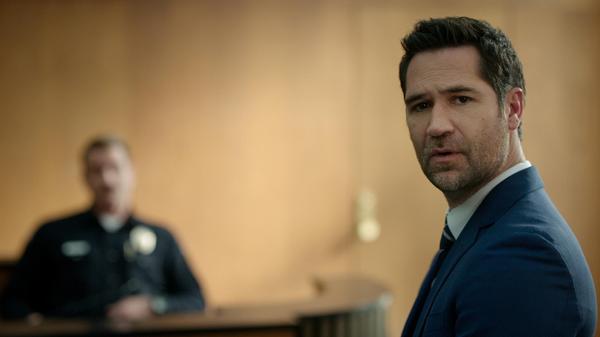 Am 5. Februar geht das Netflix-Original "The Lincoln Lawyer" in die vierte Runde. In der neuen Staffel gerät Anwalt Mickey Haller selbst unter Mordverdacht, nachdem die Polizei die Leiche eines Mandanten in seinem Kofferraum fand.