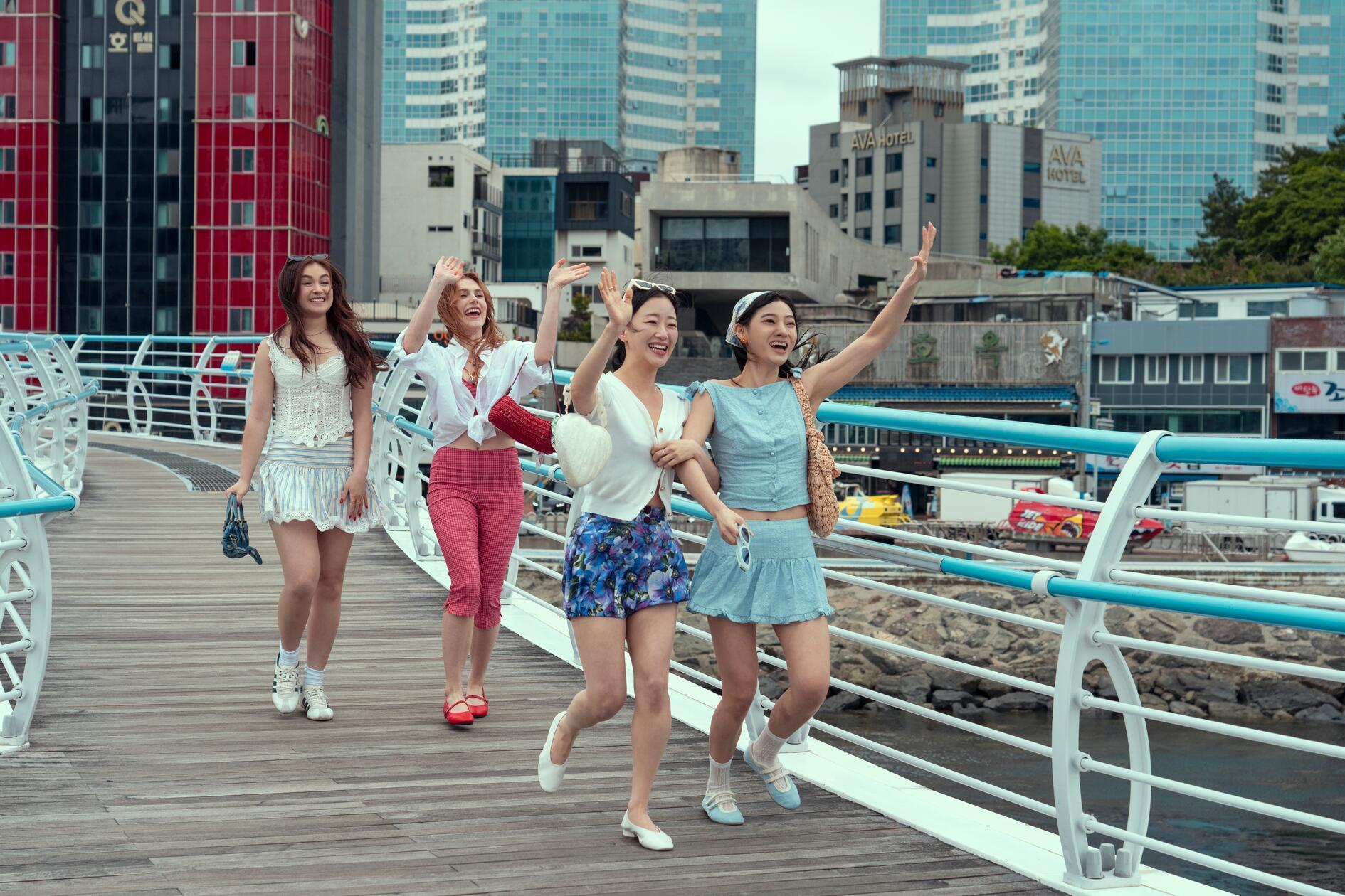 Die Netflix-RomCom "XO, Kitty" geht in die dritte und finale Runde. Das Spin-Off der "To All The Boys"-Filmreihe folgt Hauptfigur Kitty durch das dritte Semester an der Korean Independent School of Seoul, wo sie Freundschaften vertiefen und vielleicht auch die große Liebe finden will. Los geht's am 2. April.