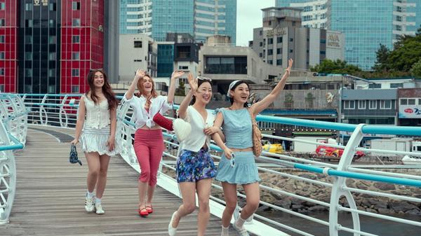 Die Netflix-RomCom "XO, Kitty" geht in die dritte und finale Runde. Das Spin-Off der "To All The Boys"-Filmreihe folgt Hauptfigur Kitty durch das dritte Semester an der Korean Independent School of Seoul, wo sie Freundschaften vertiefen und vielleicht auch die große Liebe finden will. Los geht's am 2. April.