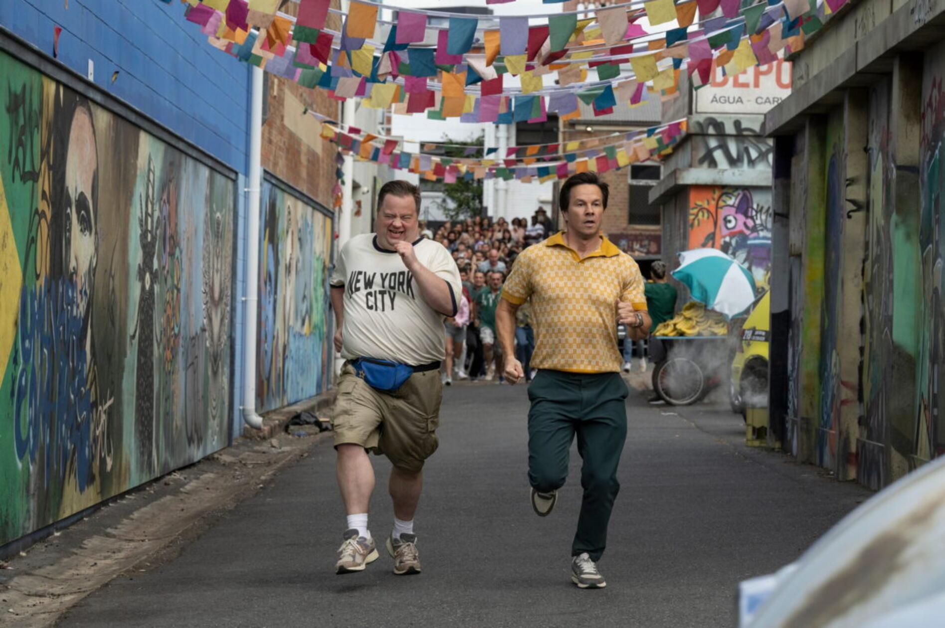 Der Film "Balls Up" verspricht herrlich skurrile Komik. Das Prime Video Original über zwei Marketingmanager eines Kondom-Sponsors, die in Brasilien in große Schwierigkeiten geraten, geht am 15. April an den Start. Die Hauptrollen spielen Mark Wahlberg und Paul Walter Hauser.