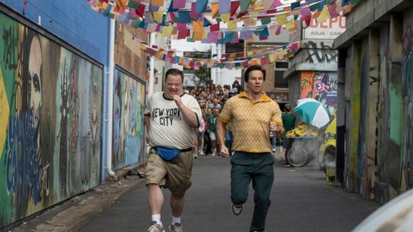 Der Film "Balls Up" verspricht herrlich skurrile Komik. Das Prime Video Original über zwei Marketingmanager eines Kondom-Sponsors, die in Brasilien in große Schwierigkeiten geraten, geht am 15. April an den Start. Die Hauptrollen spielen Mark Wahlberg und Paul Walter Hauser.