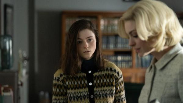 Der Film "Eileen" spielt sich im Neuengland der 1960er Jahre ab. In dem auf dem gleichnamigen Roman von Ottessa Moshfegh basierenden Psycho-Thriller geht es um Gefängnissekretärin Eileen (Thomasin McKenzie), die ein eintöniges Leben führt - bis sie die von Anne Hathaway gespielte Psychologin Rebecca kennenlernt. William Oldroyds hochklassiger Nervenkitzler startet am 23. Juni bei Prime Video.