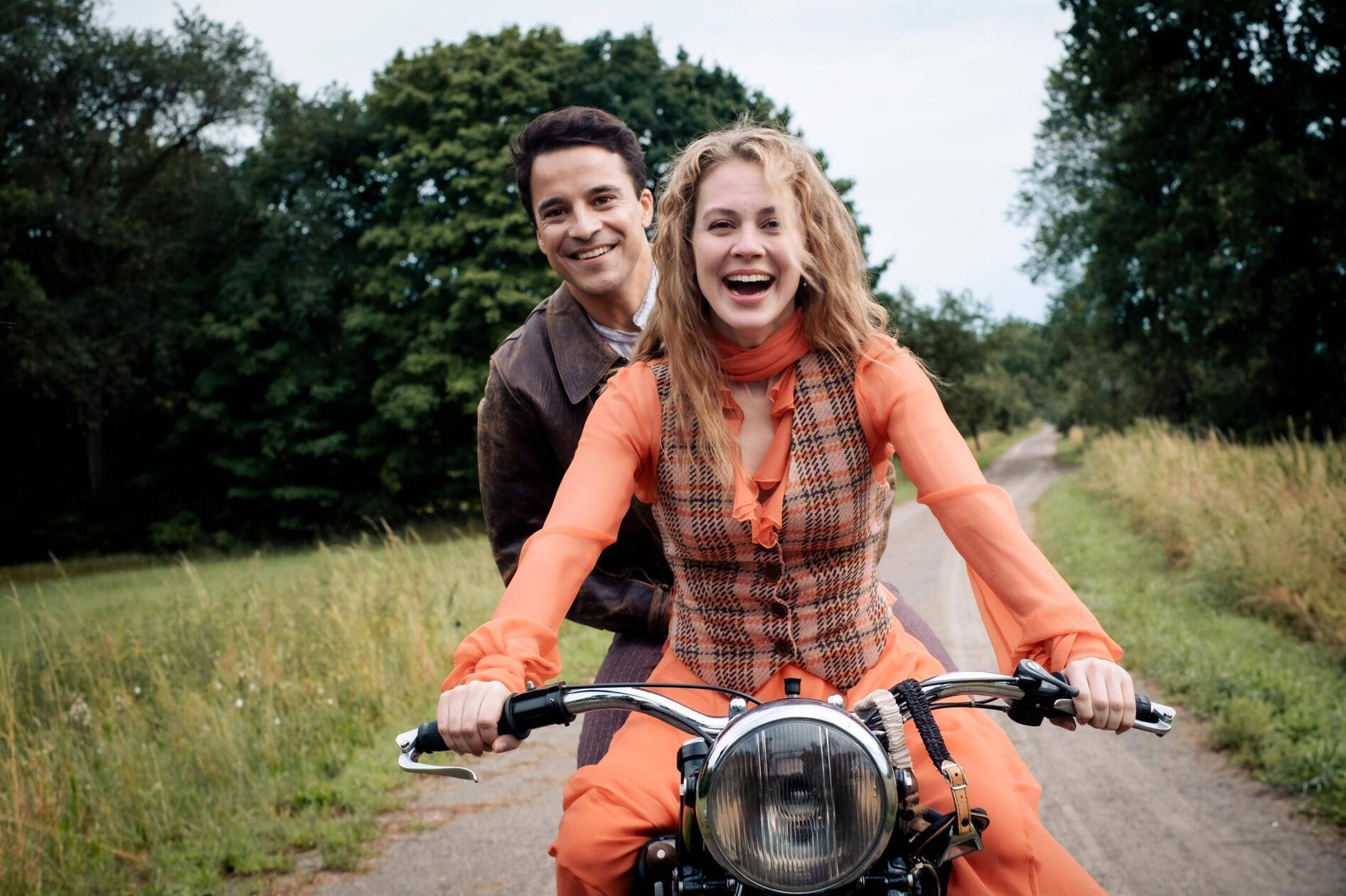 In der Prime Video Serie "Miss Sophie" wird die Vorgeschichte des Silvesterklassikers "Dinner for One" erzählt. Endlich erfährt man also alles über Mr. Pommeroy, Mr. Winterbottom, Sir Toby und Admiral von Schneider - und weshalb sie nicht mit am Tisch sitzen. Die Reihe, die im England des 20. Jahrhundert spielt, nimmt auch das Verhältnis von Miss Sophie zu ihrem Butler James ins Visier. Sendestart der Komödie ist am 22. Dezember.