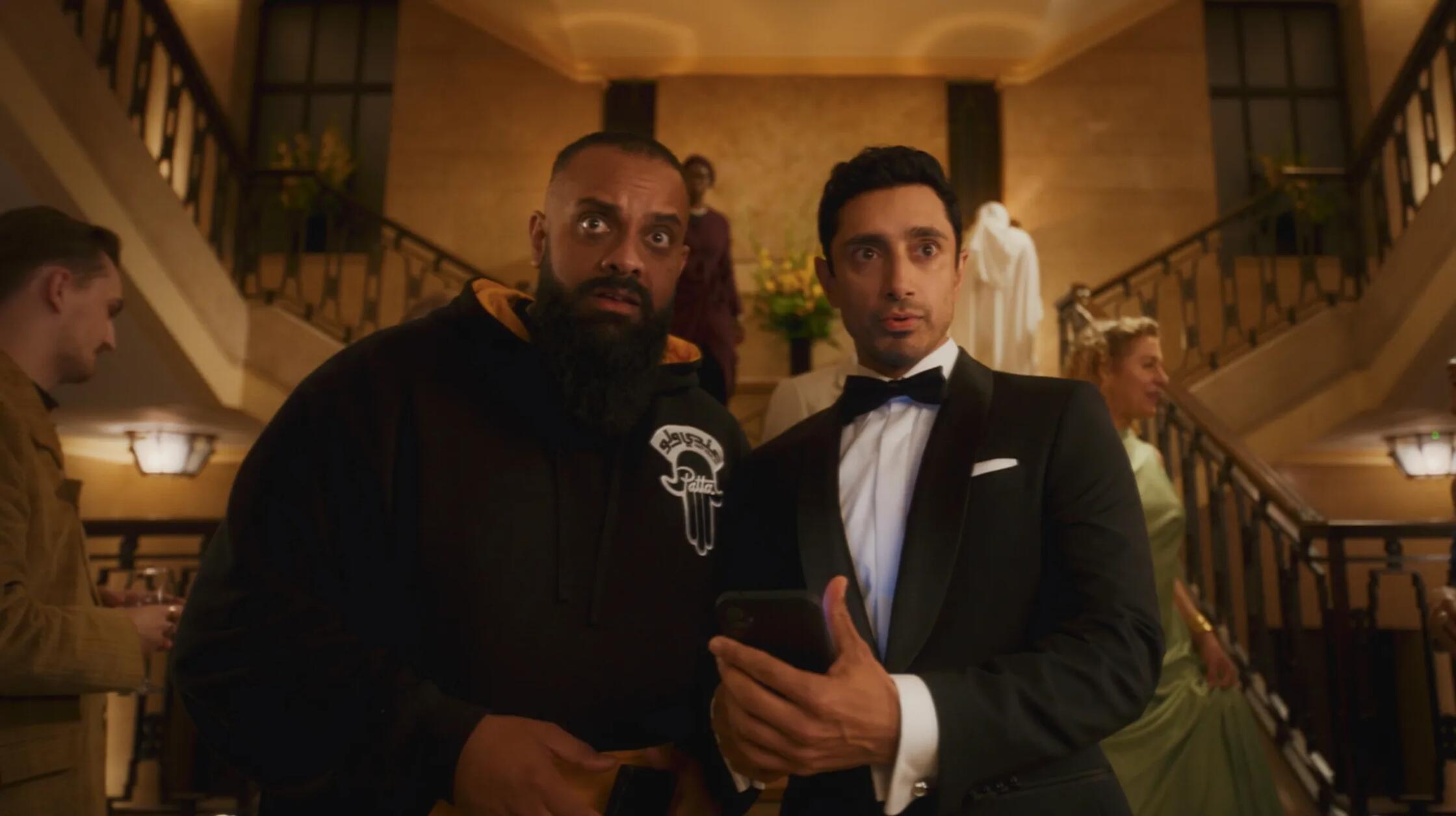 Im Amazon-Original "Bait" glaubt der von Oscar-Preisträger Riz Ahmed gespielte erfolglose Londoner Schauspieler Shah Latif, dass er der neue James Bond wird. Die sechsteilige Comedy-Reihe, die innerhalb weniger Tage spielt, geht am 25. März an den Start.