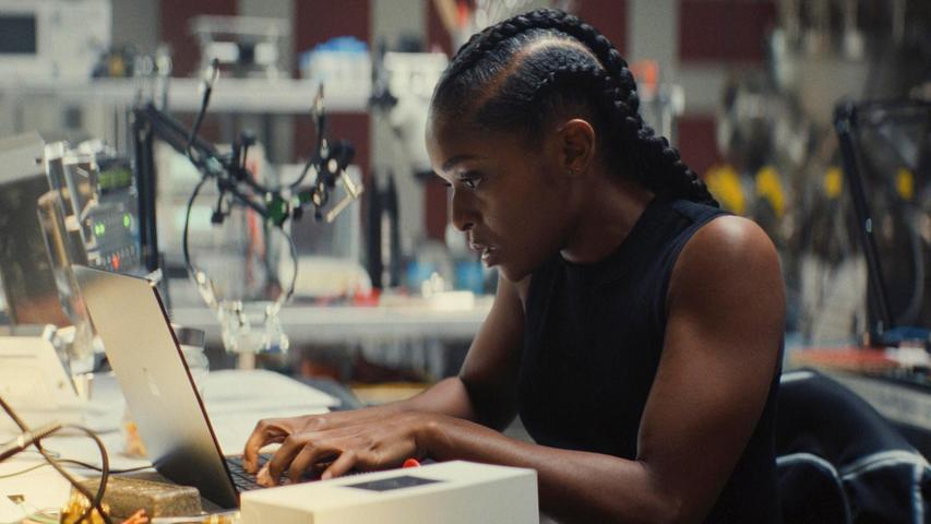 Riri (Dominique Thorne) arbeitet in der Marvel-Serie „Ironheart“ an der Erfindung eines Iron Man-ähnlichen Kampfanzugs. „Ironheart“ startet am 25. Juni bei Disney+. © 2025 MARVEL. All Rights Reserved. Riri (Dominique Thorne) arbeitet in der Marvel-Serie „Ironheart“ an der Erfindung eines Iron Man-ähnlichen Kampfanzugs. „Ironheart“ startet am 25. Juni bei Disney+. © 2025 MARVEL. All Rights Reserved.