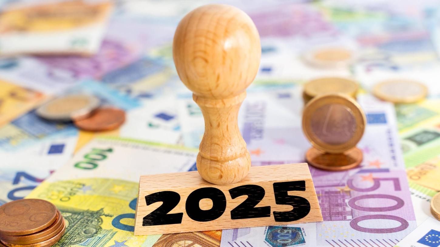 Krankenkasse, Heizen, Tanken - vieles wird 2025 teurer. Es gibt aber auch Entlastungen. Krankenkasse, Heizen, Tanken - vieles wird 2025 teurer. Es gibt aber auch Entlastungen.