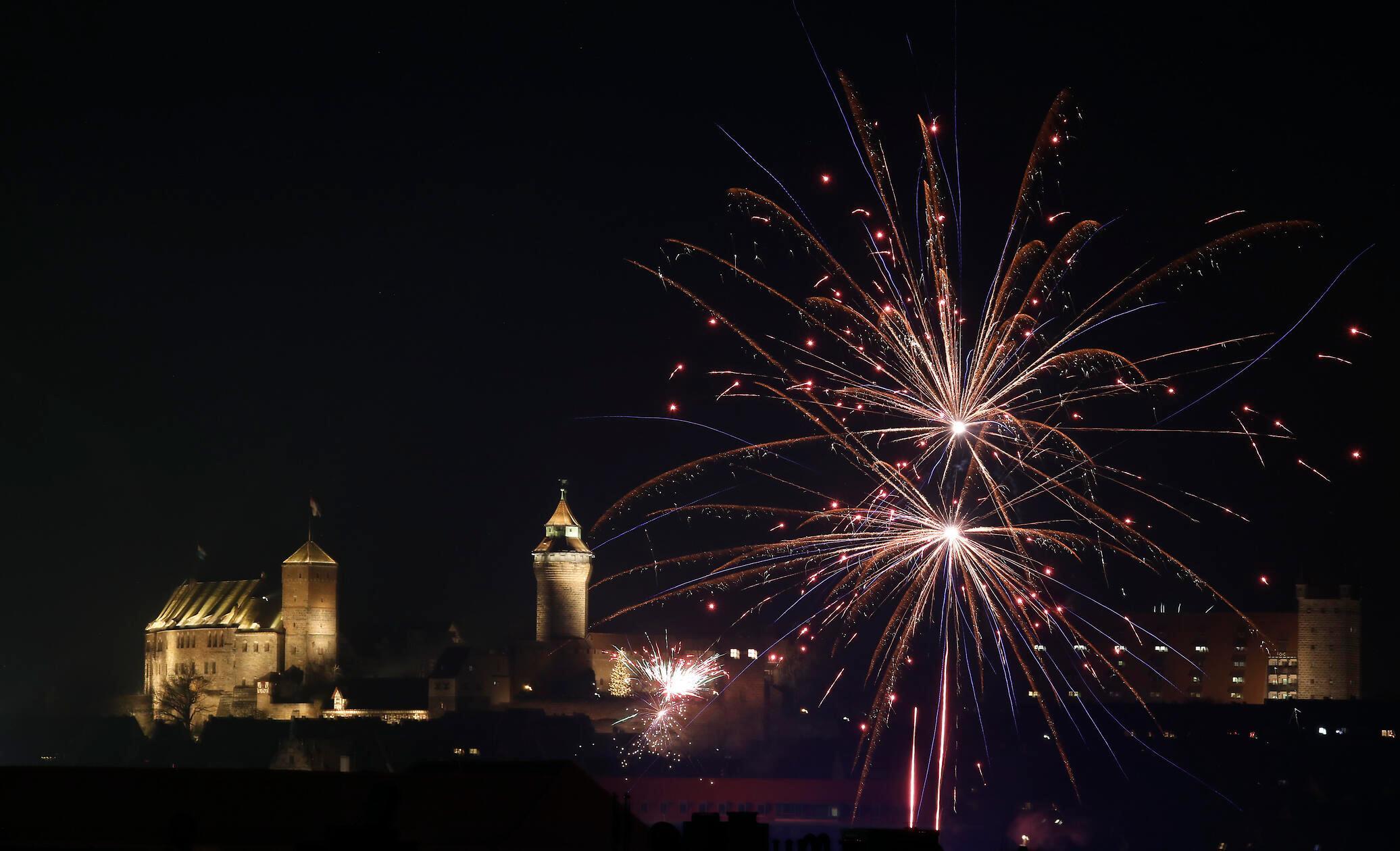 Nürnberg ist gut in das neue Jahr gestartet - für viele Nürnbergerinnen und Nürnberger durfte da das Feuerwerk an Silvester nicht fehlen. Wir haben die Bilder von dem Spektakel am Himmel über der Stadt.