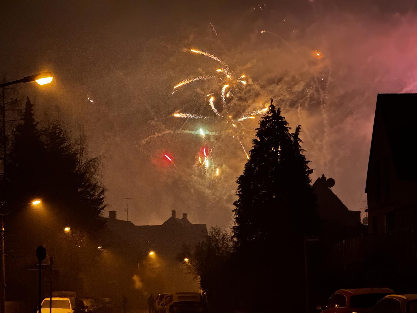 Nürnberg ist gut in das neue Jahr gestartet - für viele Nürnbergerinnen und Nürnberger durfte da das Feuerwerk an Silvester nicht fehlen. Wir haben die Bilder von dem Spektakel am Himmel über der Stadt.