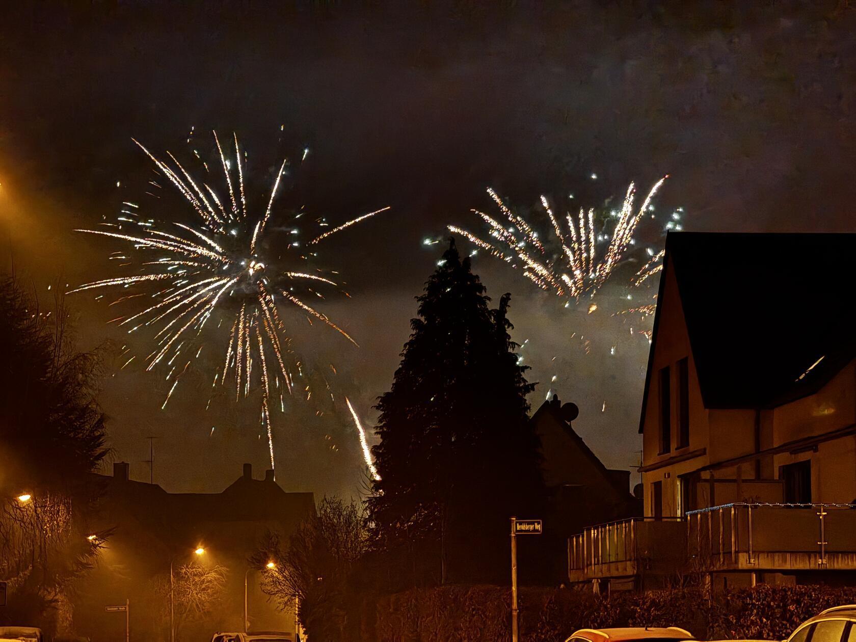 Nürnberg ist gut in das neue Jahr gestartet - für viele Nürnbergerinnen und Nürnberger durfte da das Feuerwerk an Silvester nicht fehlen. Wir haben die Bilder von dem Spektakel am Himmel über der Stadt.