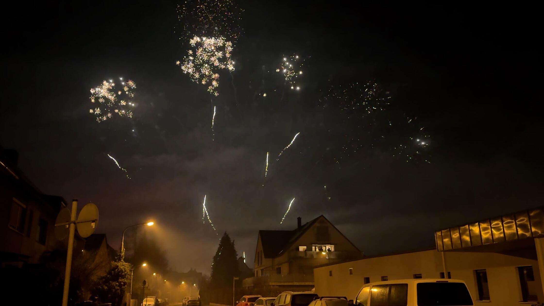 Nürnberg ist gut in das neue Jahr gestartet - für viele Nürnbergerinnen und Nürnberger durfte da das Feuerwerk an Silvester nicht fehlen. Wir haben die Bilder von dem Spektakel am Himmel über der Stadt.