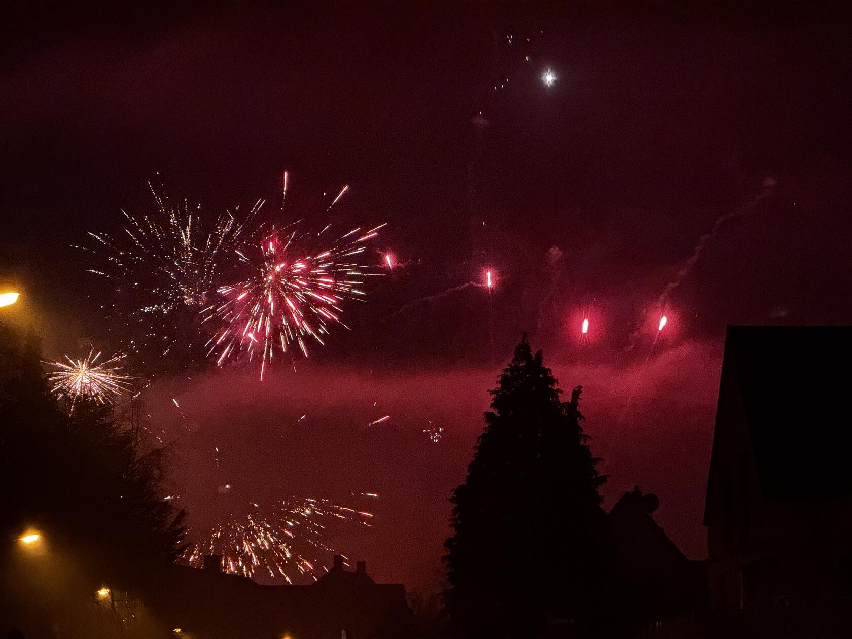 Nürnberg ist gut in das neue Jahr gestartet - für viele Nürnbergerinnen und Nürnberger durfte da das Feuerwerk an Silvester nicht fehlen. Wir haben die Bilder von dem Spektakel am Himmel über der Stadt.