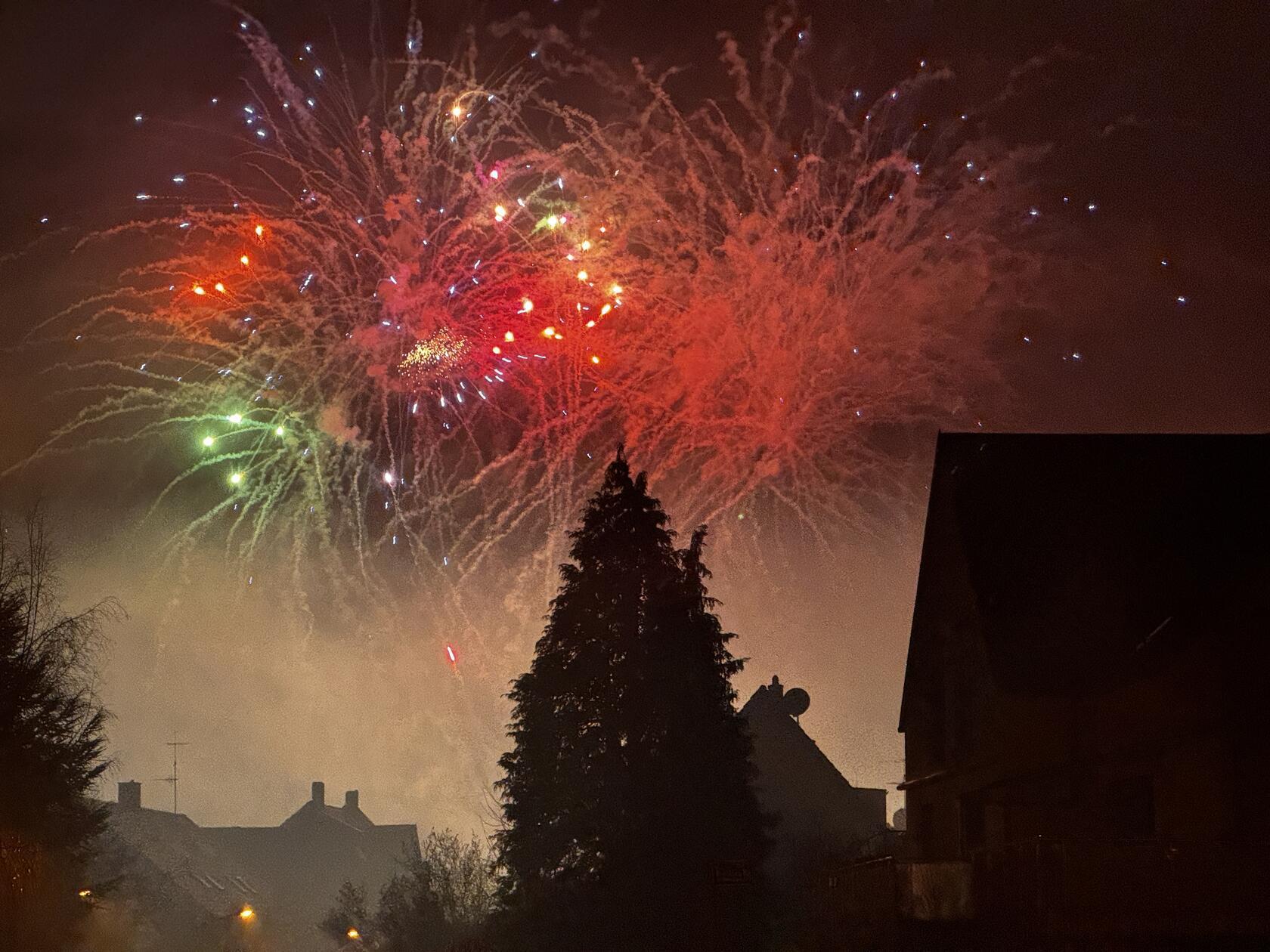 Nürnberg ist gut in das neue Jahr gestartet - für viele Nürnbergerinnen und Nürnberger durfte da das Feuerwerk an Silvester nicht fehlen. Wir haben die Bilder von dem Spektakel am Himmel über der Stadt.