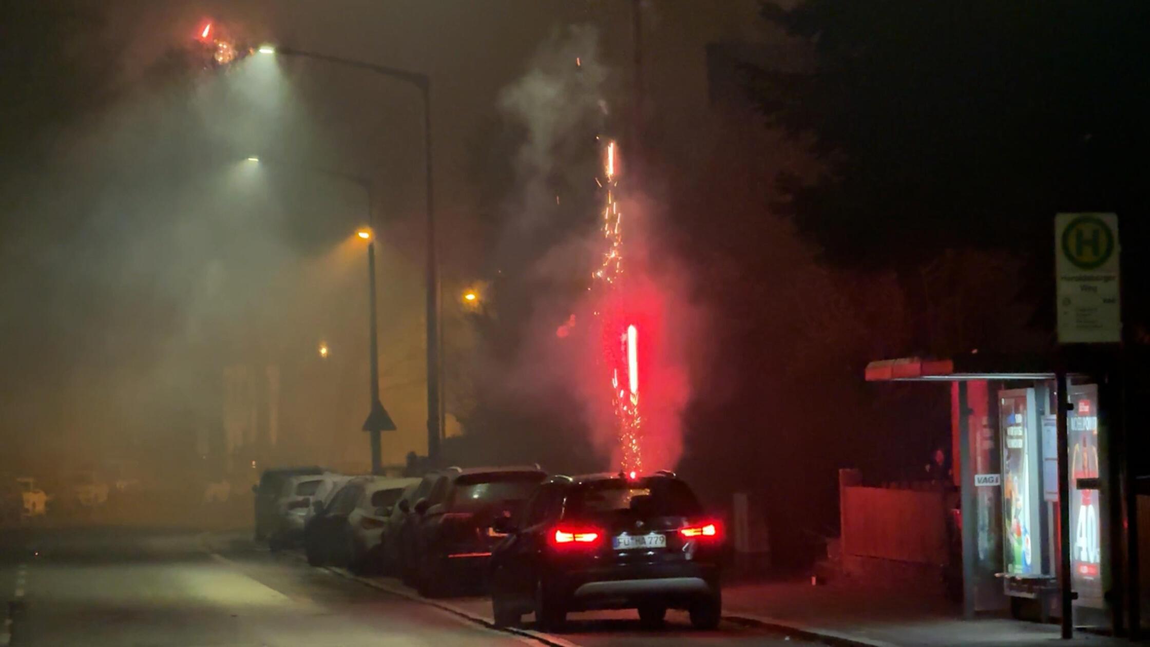 Nürnberg ist gut in das neue Jahr gestartet - für viele Nürnbergerinnen und Nürnberger durfte da das Feuerwerk an Silvester nicht fehlen. Wir haben die Bilder von dem Spektakel am Himmel über der Stadt.