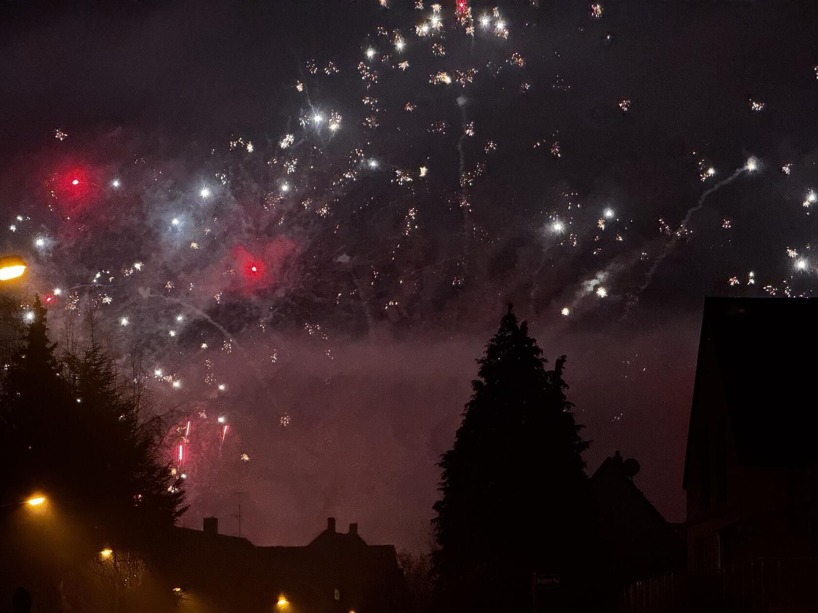 Nürnberg ist gut in das neue Jahr gestartet - für viele Nürnbergerinnen und Nürnberger durfte da das Feuerwerk an Silvester nicht fehlen. Wir haben die Bilder von dem Spektakel am Himmel über der Stadt.