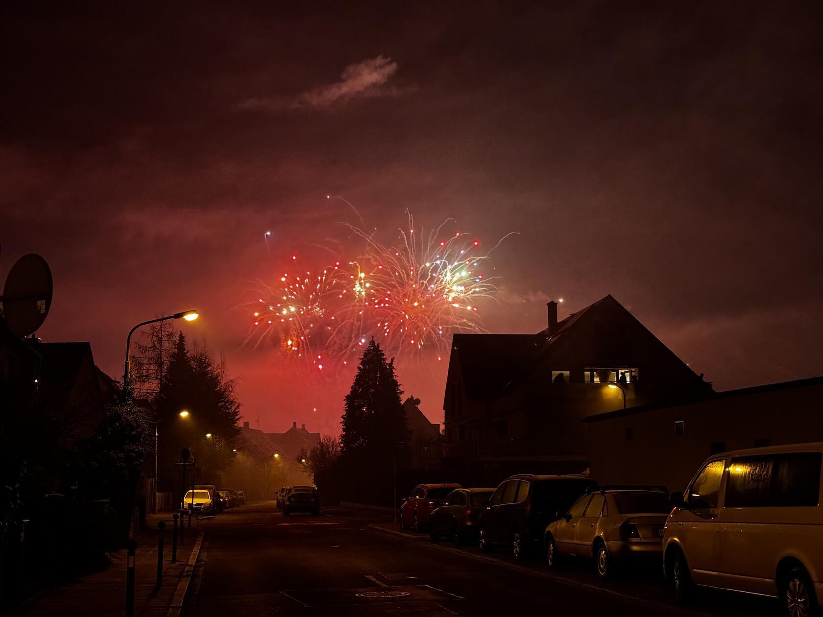 Nürnberg ist gut in das neue Jahr gestartet - für viele Nürnbergerinnen und Nürnberger durfte da das Feuerwerk an Silvester nicht fehlen. Wir haben die Bilder von dem Spektakel am Himmel über der Stadt.