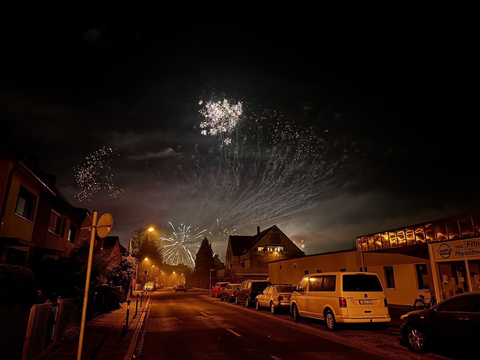 Nürnberg ist gut in das neue Jahr gestartet - für viele Nürnbergerinnen und Nürnberger durfte da das Feuerwerk an Silvester nicht fehlen. Wir haben die Bilder von dem Spektakel am Himmel über der Stadt.