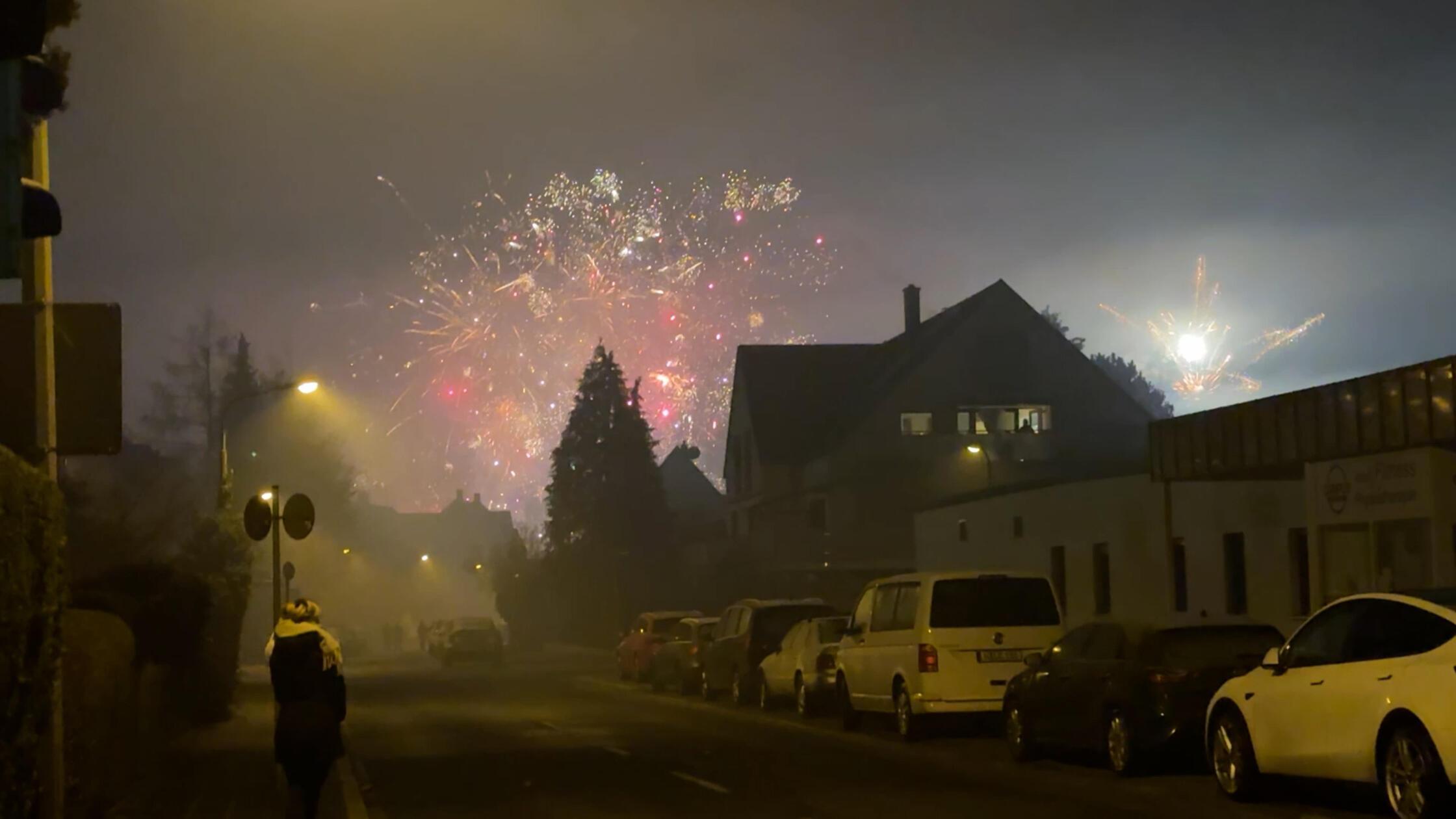 Nürnberg ist gut in das neue Jahr gestartet - für viele Nürnbergerinnen und Nürnberger durfte da das Feuerwerk an Silvester nicht fehlen. Wir haben die Bilder von dem Spektakel am Himmel über der Stadt.